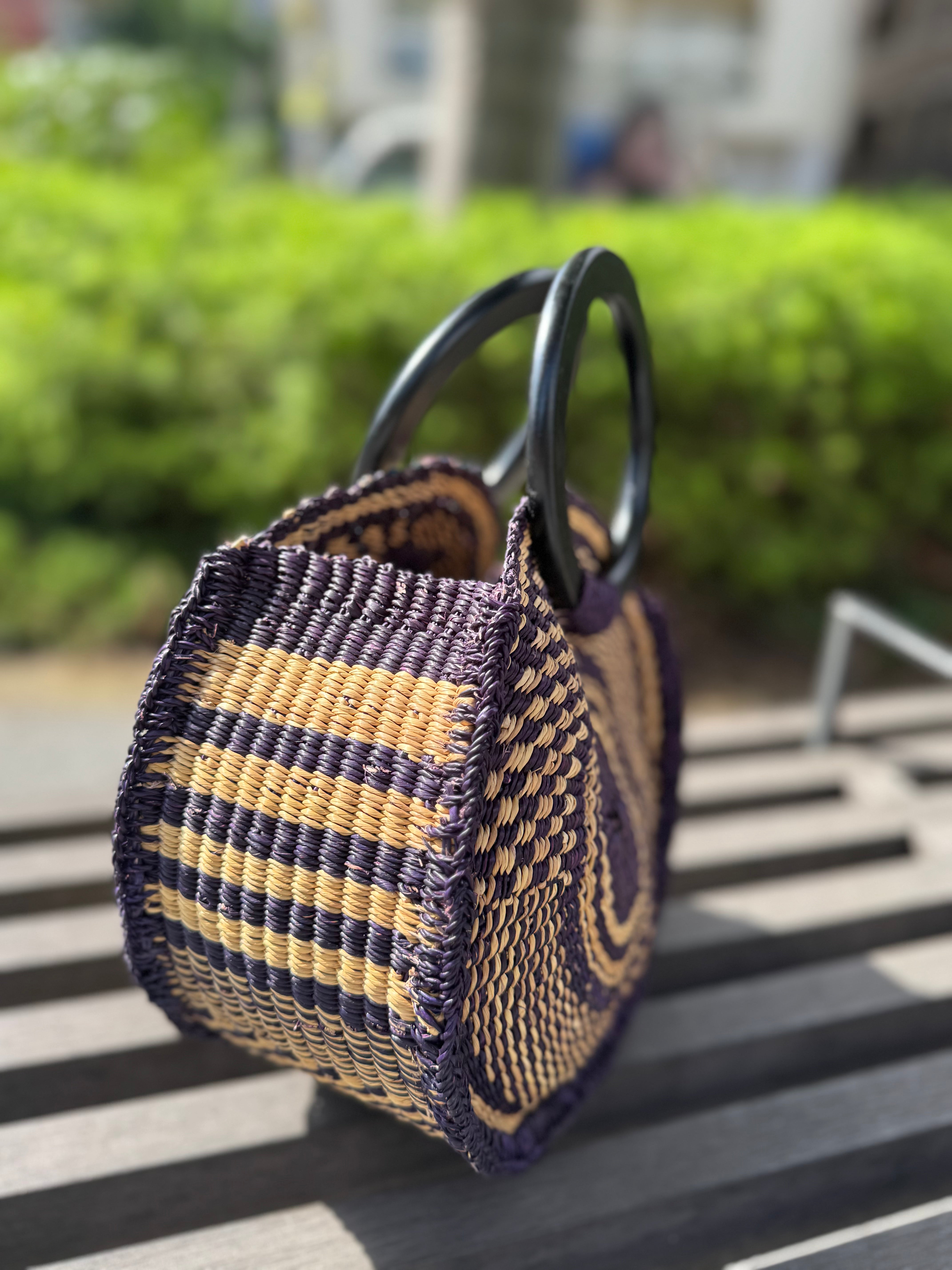 工場建設のきっかけになった、思い出のウッドハンドルバッグ
