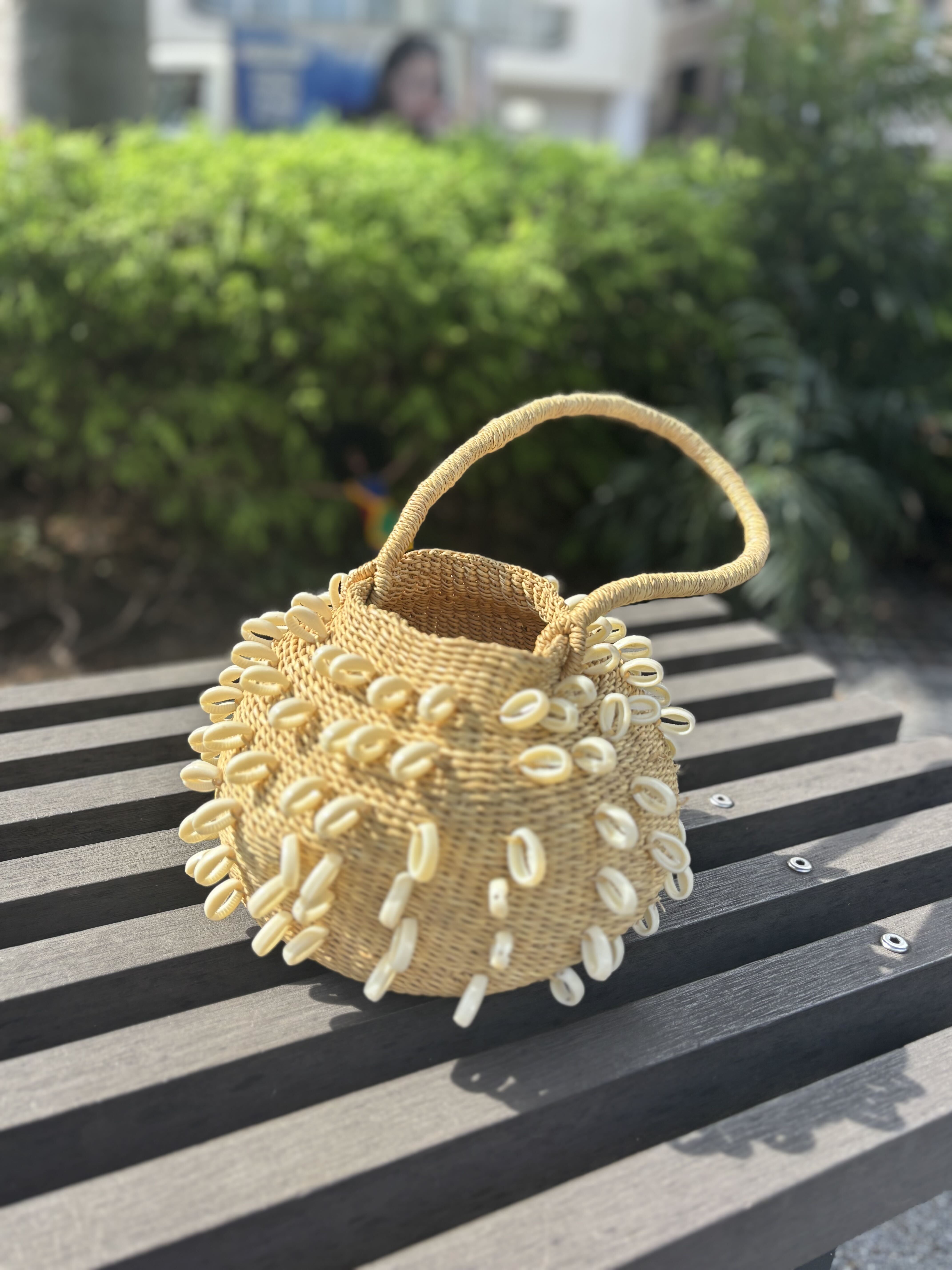 ファッションリーダーお待たせ。ガーナ流ストリートなシェルバッグ