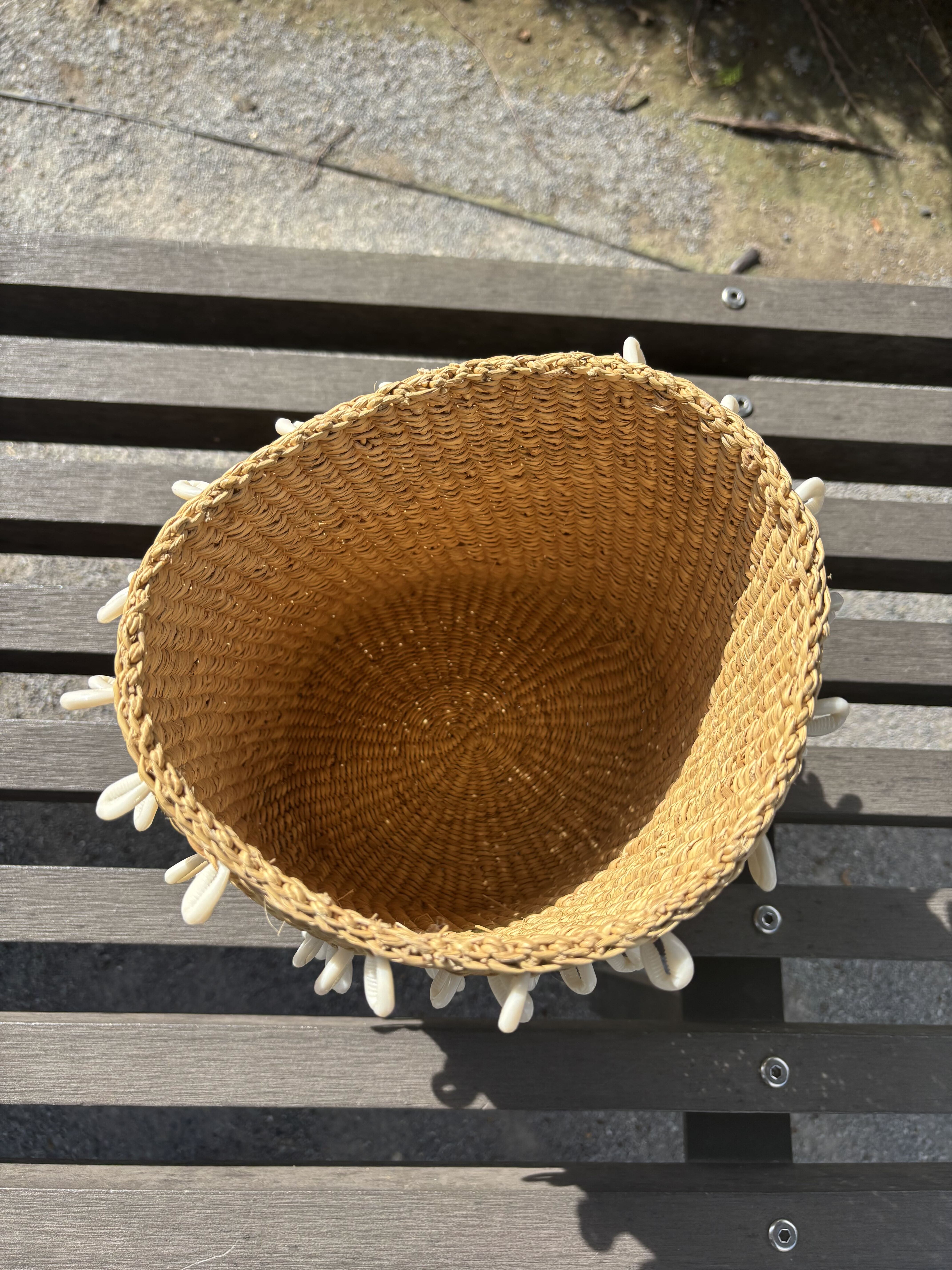 ガーナの今が詰まった、海の恵みのタカラガイ・バスケット