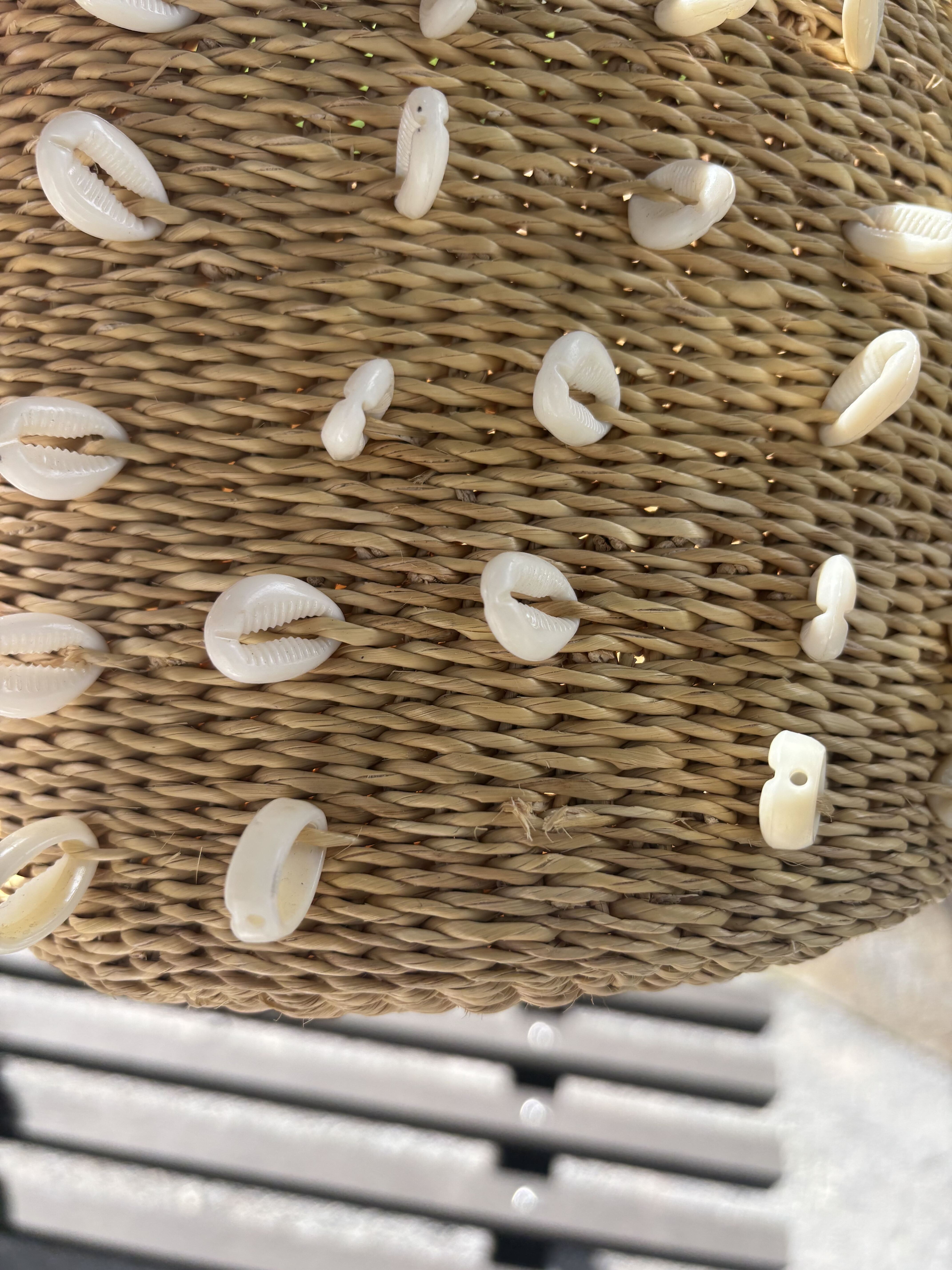 ガーナの今が詰まった、海の恵みのタカラガイ・バスケット
